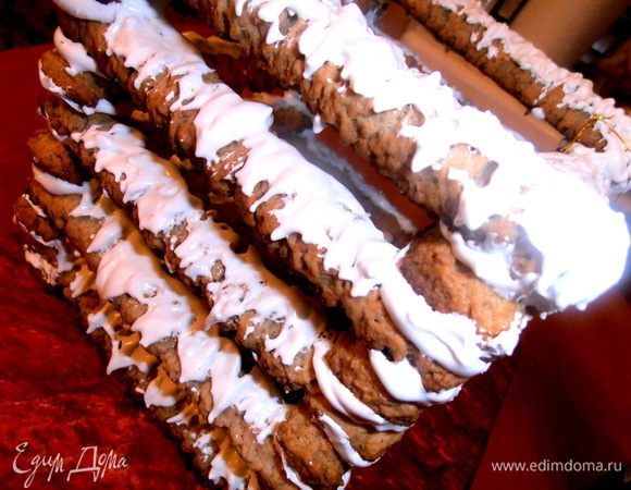 На верхнюю часть сруба выкладываем остатки безе в виде небольших сугробиков.