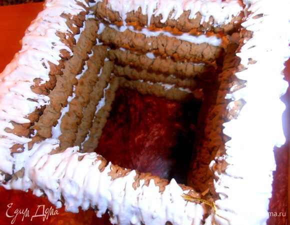 Можно подсушить "колодец" в духовке при низкой температуре,кто боится сырых яиц (тогда надо заранее делать его на противне,иначе вся постройка может поломаться при переноске). Место для шампанского готово!