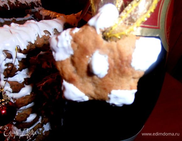 Из остатков теста,которое не выходило при прокрутке из мясорубки,я слепила звезду и выпекала её со спичкой,чтобы потом в отверстие вдеть ленту!