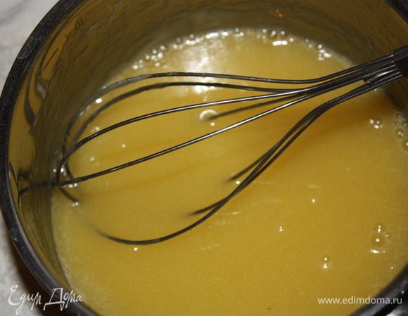 Добавляем соки цитрусов и просеянную муку,постоянно помешивая,чтобы не было комков. Остужаем и ставим на ночь в холодильник.