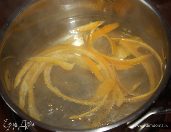 Бросаем в кипящую воду,чтобы убрать горечь.на пару минут и вытаскиваем.