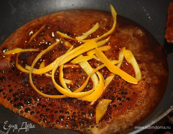 Делаем карамель. растапливаем сахар,у меня примерно 4 ст.л..туда опускаем цедру.