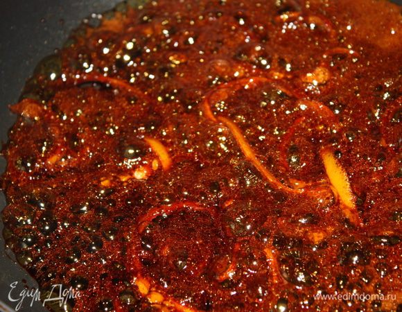 Варим ее примерно 5 минут и вытаскиваем.Кладем на блюдце смазанное раст. маслом.