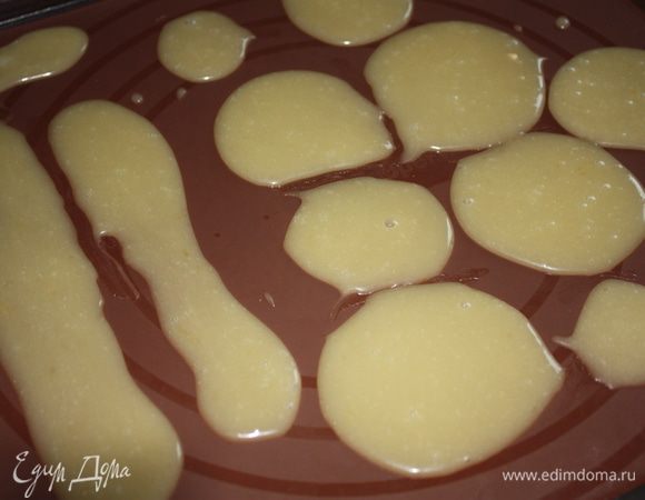 Теперь тулипное тесто. Очень извиняюсь не сделала фото,ребенок рядом крутился,все надо было делать быстро и было горячо. Тесто набираем в корнет или кулинарный мешок и БЫСТРО наносим на силиконовый коврик или пергамент тонким слоем,либо как я просто в виде кругляшей или по трафарету. Отправляем в разогретую до 160 градусов духовку на 7 минут,у меня получилось 10)) надо было еще тоньше наносить. Достаем и пока тесто пластично,делаем из него,что захотим.