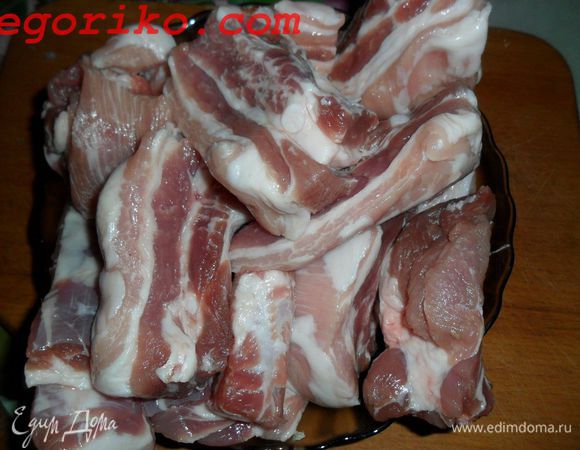 Промойте и нарежьте ребра. Отварите их в подсоленной воде до готовности 13–15 минут.