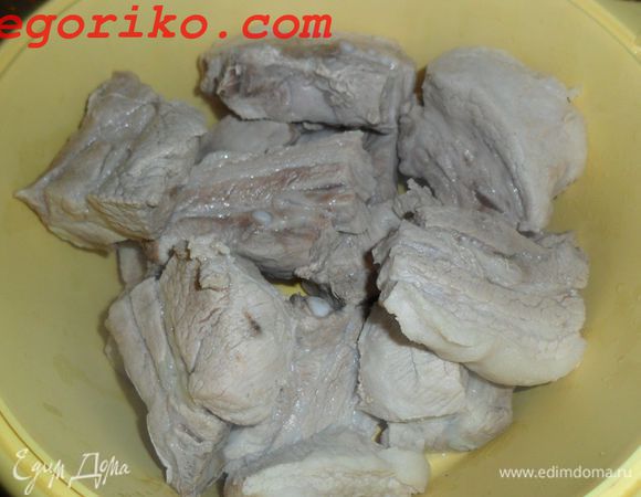 Готовим маринад для ребрышек из свинины: соевый соус смешайте с медом и красным перцем. Если готовите для детей, используйте сладкую паприку. Разогрейте сковороду и вылейте туда соус и, постоянно помешивая, варите до состояния густоты и вязкости. В духовке густой соус карамелизируется и придаст ребрам аппетитный золотистый цвет. 