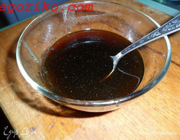 Замаринуйте ребра в горячем соусе на 1 час.<br />
Противень сбрызните оливковым маслом, выложите ребра и обильно смажьте их соусом. Поставьте в разогретую до 190°C духовку на 10 минут. Всем приятного аппетита и хорошего настроения.