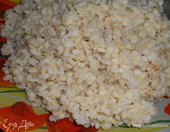 Сварить перловую кашу (из расчета пол стакана каши на 2 стакана воды).