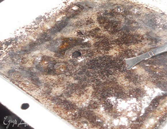 Мак перемолоть в кофемолке, пересыпать в мисочку, добавить мед и ванильный сахар, поставить на слабый огонь и проварить не более минуты. Залить в перловую кашу и перемешать.