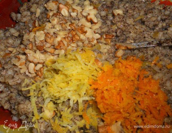 Добавить измельченные орехи, натертую цедру лимона. Выдавить сок с половины апельсина и добавить в кутью, натереть цедру с апельсина и тоже добавить в кутью, перемешать.