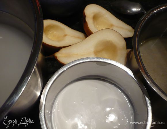 Прямоугольную форму для кексов смазываем сливочным маслом. Груши чистим от кожуры, делим на половинки и при помощи столовой ложки вырезаем сердцевинки. Кокосовое молоко нагреваем в отдельной мисочке. Смешиваем все остальные ингредиенты для карамели в другой кастрюле и ставим на огонь.