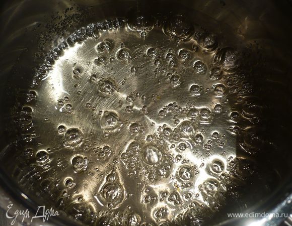 Варим до приобретения жидкостью характерного карамельного оттенка. 