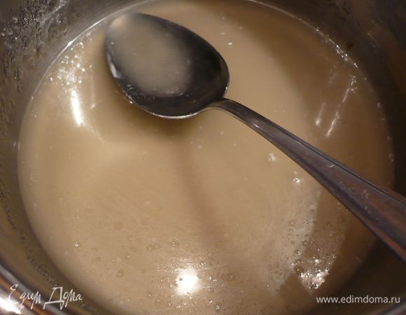 Аккуратно соединяем со сливками.