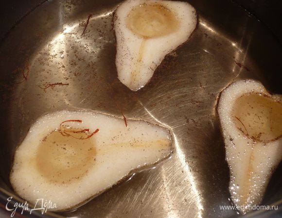 Ставим на огонь воду с сахаром и варим до расстворения сахара, добавляем шафран и ваниль, кладем груши и варим на среднем огне около 15 минут. Груши выкладываем на полотенце и даем им слегка остыть. 