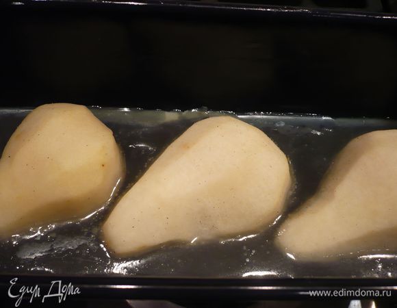 Перекладываем груши в форму срезом вниз. 