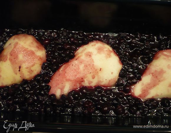 Сверху укладываем чернику.