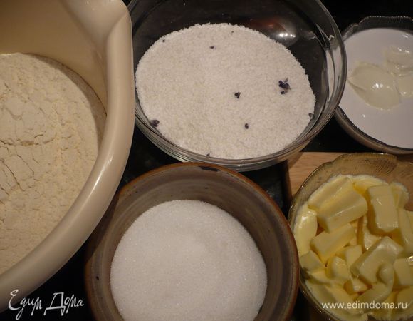 Духовку разогреваем до 175 градусов. Муку смешиваем с кукурузной мукой и разрыхлителем, просеиваем. Кокосовую стружку перемешиваем с лавандовым сахаром.