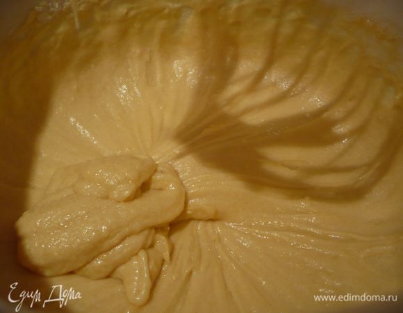 Масло вымешиваем в комбайне до кремообразного состояния на средней скорости, добавляем яйца, мешаем до однородного состояния.