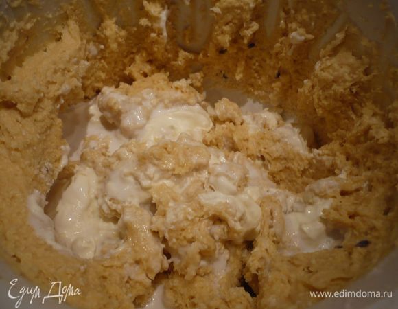 Добавляем муку, кокосовую стружку и вливаем кокосовое молоко и сметану. Вымешиваем до однородности.