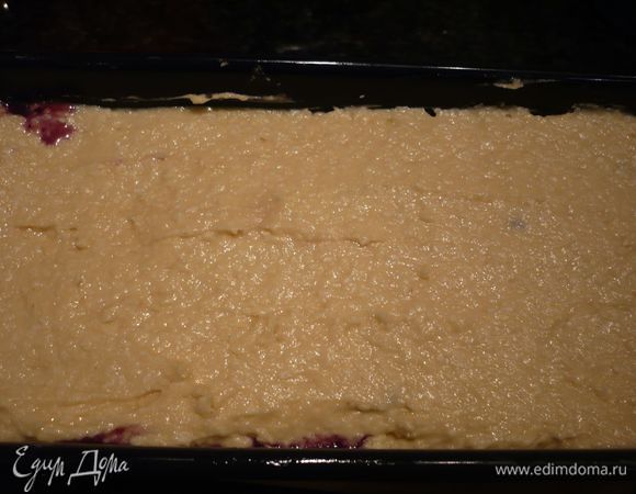 Выкладываем тесто в форму и выравниваем. Ставим в духовку на 50 минут.