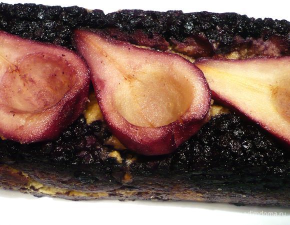 Если Вы заметите, что выделилось очень много жидкости, поместите кекс уже в перевернутом виде на жароустойчивом блюде назад в духовку еще на полчаса, прикрыв его сверху фольгой, а если форма кекса начинает теряться, прикройте его сверху формой для выпечки, чуть больше по ширине, чем предыдущая.