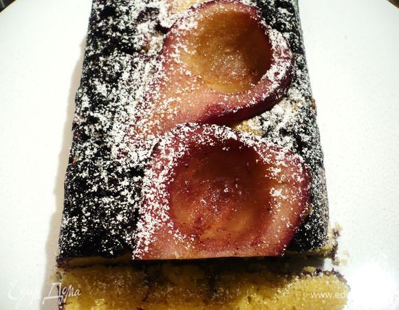 Можно посыпать наш кекс сахарной пудрой, можно наполнить груши каким-нибудь кремом, если карамель первоначально не схватилась и жидкость вытекла, а можно перевернуть их и порезать.  