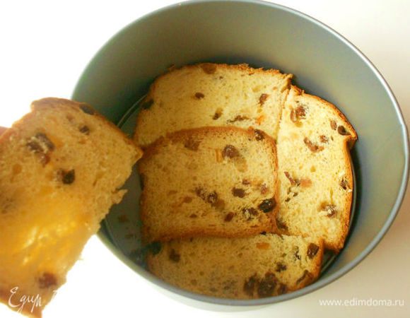 Треть ломтиков уложить на дно разъёмной формы плотно друг к другу, не оставляя прогалин. Панеттоне сказочно мягкий и пластичный, поэтому это лёгкая работа.