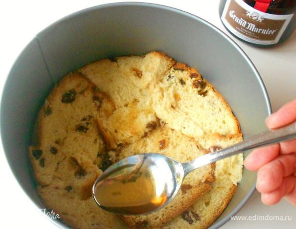 Полить равномерно 2 ст.л. выбранного ликёра или смочить широкой кистью. Это выглядит очень красиво, как золотое лоскутное одеяло из пирога.