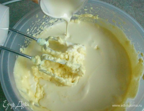 и сливки, продолжить взбивать, но уже на маленькой скорости.