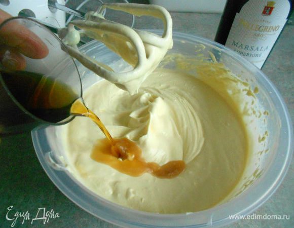 В смесь влить Марсалу и взбивать,