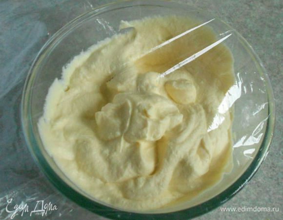 Отложить в чистую миску около 250 мл крема, закрыть пищевой плёнкой и убрать в холодильник. Он предназначен для верхнего слоя, который наносится перед подачей.