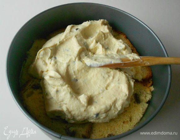 Сверху опять уложить плотно 1/3 ломтиков, полить 2 ст.л. ликёра и на них оставшуюся половину смеси.