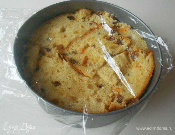 Последнюю треть ломтиков выложить поверх крема, полить оставшимся ликёром. Форму плотно закрыть пищевой плёнкой, слегка прижать сверху и убрать в холодильник минимум на ночь или до 2-х дней.