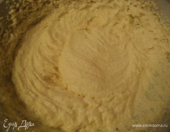 Размягченное масло взбить миксером с сахаром и ванильным сахаром  до побеления. Затем, продолжая взбивать на небольшой скорости, ввести два желтка,  1 яйцо и коньяк.