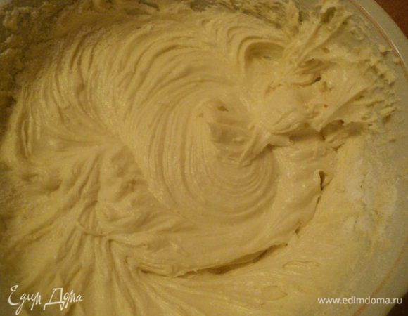 Смешать муку, крахмал, разрыхлитель теста и добавить постепенно в яичную смесь, продолжая взбивать.