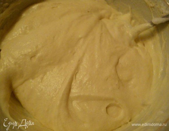 Ввести в несколько приемов белки в тесто, размешивая лопаткой методом складывания.