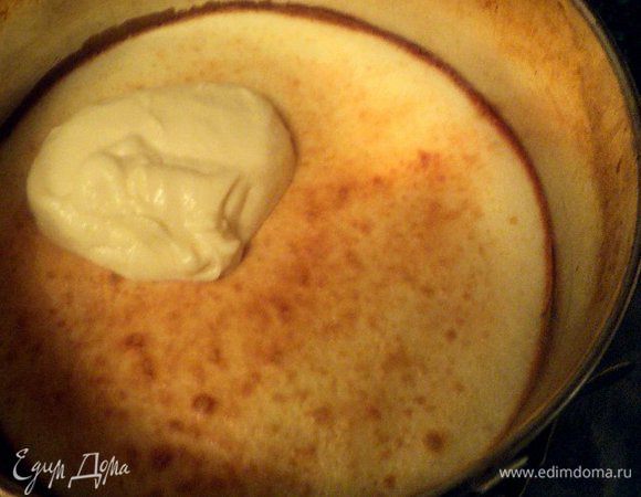 Выложить поверх зарумяненного коржа следующую ложку теста, разровнять и снова запечь, и так далее, пока не кончится тесто. У меня получилось 10 слоев.