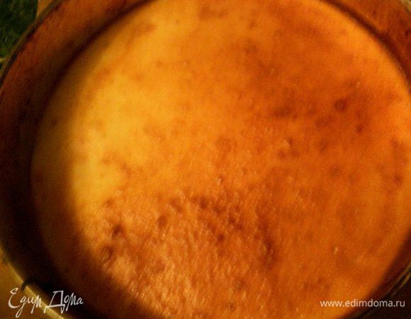 Готовый пирог слегка охладить, вынуть из формы.