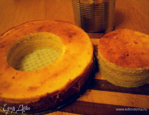 При помощи стакана или кольца вырезать по центру пирога отверстие, вынуть серединку ( потом можно ее попробовать с чаем). Еще теплый пирог смазать конфитюром ( у меня было варенье из розовых лепестков), полностью остудить.