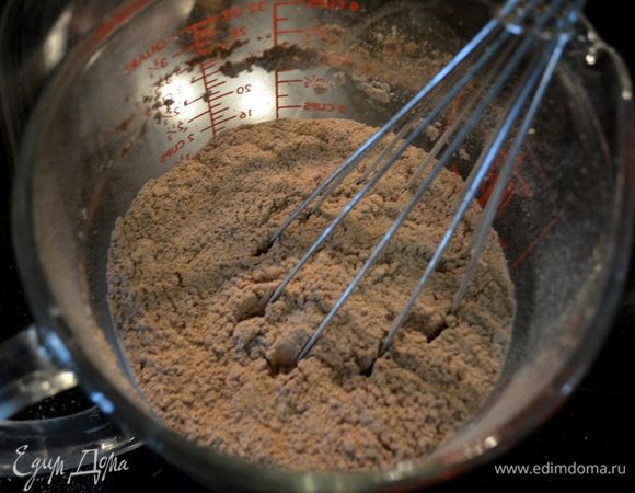 Разогреть духовку до 160 гр.
В квадратную форму выложить фольгу для выпечки.
Смешать муку, какао, пищевую соду и соль.