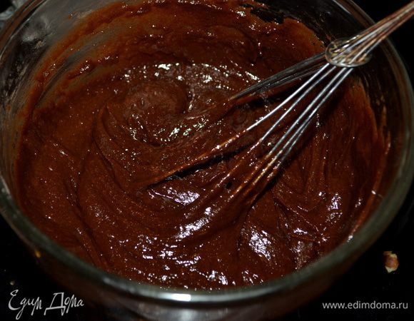 Растопить шоколад и сливочное масло в стеклянной чаше,та что подходит для микроволновки,чтоб не было сюрпризов. По 30 секунд в три приема.Перемешать.
Смешать сахар с мучной смесью. Затем добавить яйца и ванилин. Перемешивать тщательно. Добавить шоколадную смесь. Перемешать.