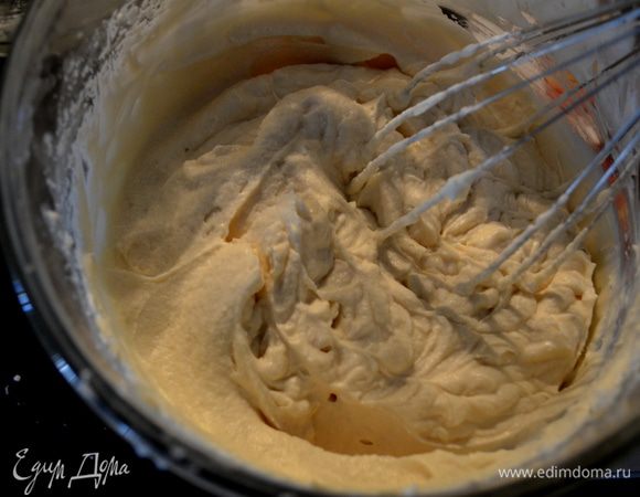 В средней чаше взбить сливочный сыр и карамельный соус.
2 стол.л. воды добавим желатин и дадим постоять 5 мин. Затем на 15-20 сек.в микроволновку до растворения желатина. Добавим в сырную массу и взбить. Взбить 1 стакан жирных сливок до высоких пиков. Смешать со сливочно-карамельной смесью.