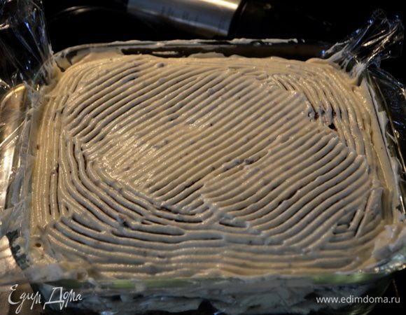 Готовую взбитую смесь выкладываем между нижним слоем брауни,что у нас приготовлен в квадратной форме и верхним. Если у вас 2 слоя брауни. У меня вышло в три слоя.
Те кто повторит в два слоя, этот крем не должен растекаться и быть жидким, он за счет желатина должен стоять!!! ))) У меня вышло не идеально (((
Я еще выложила крем сверху брауни, что не предусматривает рецепт.
Поставим в холодильник на 2 часа или дольше. За это время крем должен закрепится. Или у вас он потечет как у меня, если взять раньше времени))).
Порезать брауни на порции.