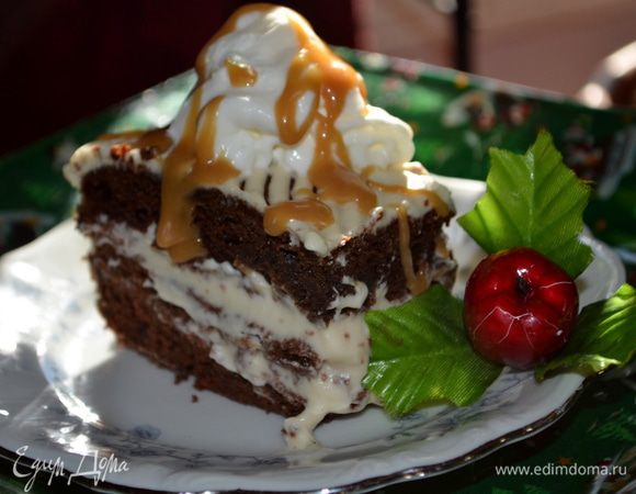 Взбить 1/2 стакана сливок и выложить поверх каждой порции брауни. Поверх сливок сбрызнуть карамельным соусом. Подаем к столу. Приятного всем аппетита!!!