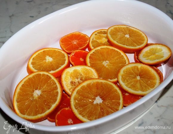 Утку порубить на порционные куски, быстро обжарить на сильм огне до золотистой корочки, положить в чашу мультиварки, посолить, поперчить  и тушить 20-25 минут. Апельсины и мандарины нарезать колечками и выложить в форму для запекания.