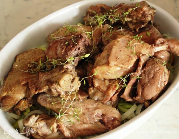 Выложить утку, посыпать специями и листиками тимьяна.