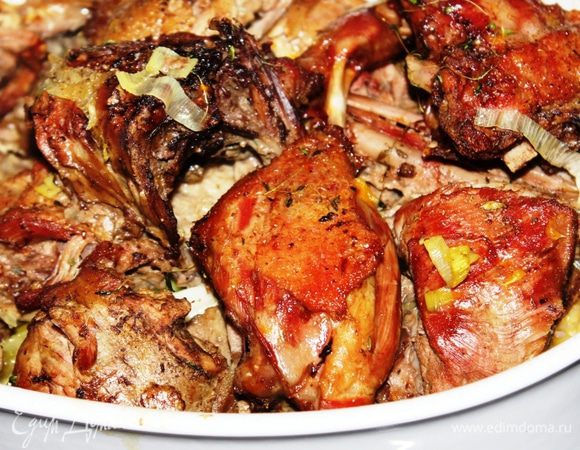 Запекать на слабом огне 40 минут, периодически поливая выделившимся соком.