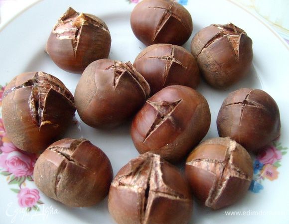 Очистить каштаны и порезать кубиками (не слишком мелко)