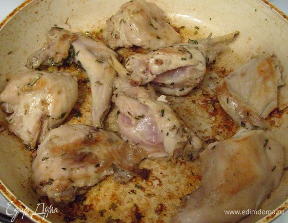 Добавить мясо кролика, порезанное на порционные куски, и обжарить до золотистой корочки.