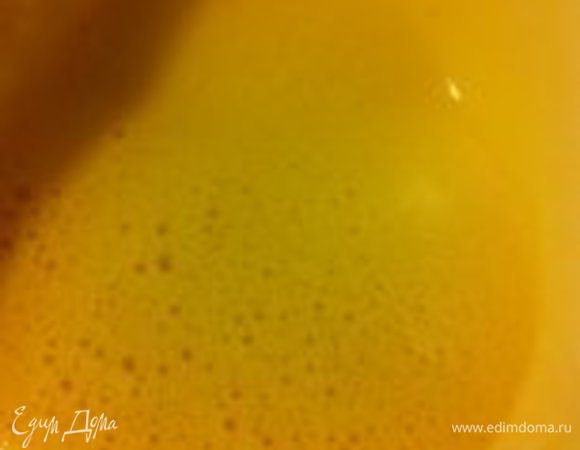 Духовку разогреть до 180 градусов. Взбиваем яйцо с сахаром 